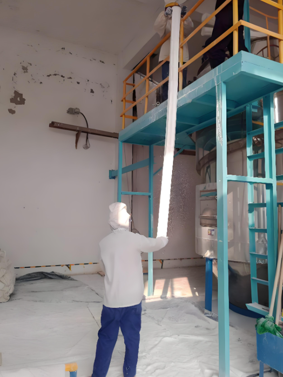 工廠技術人員更換除塵器濾袋現場圖